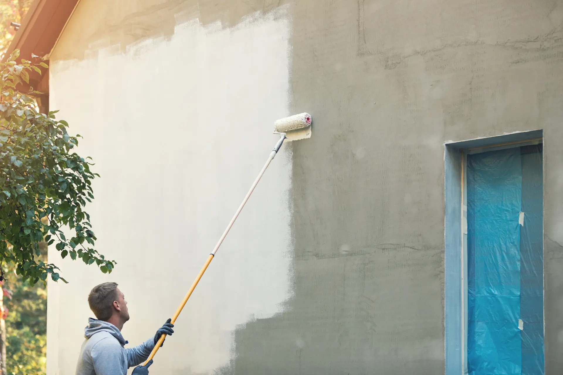 Pintor trabajando en una fachada en Puzuelo